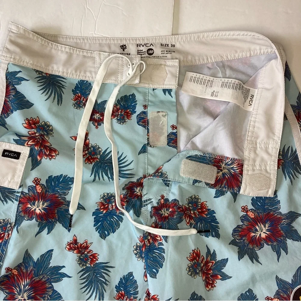 RVCA / Board shorts with a tropical floral print - Picture 6 of 10